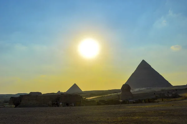 A Grande Pirâmide de Gizé no Egito Cairo com Esfinge e camelo — Fotografia de Stock