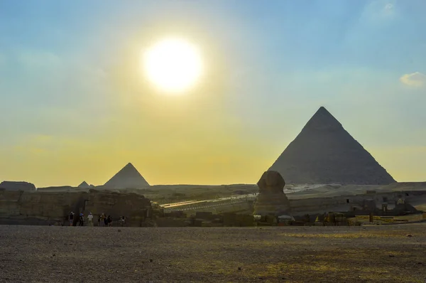埃及开罗的吉萨大金字塔与狮身人面像和骆驼 — 图库照片