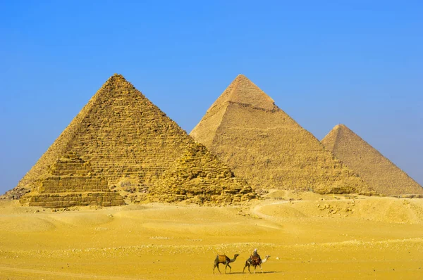 Die große pyramide von giza in ägypten kairo mit sphinx und kamel — Stockfoto