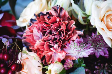 Güzel bir buket çiçek yakın