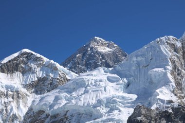 Açık mavi gökyüzüyle Karlı Dağ 'ın Güzel Çekimi