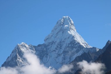 Açık mavi gökyüzüyle Karlı Dağ 'ın Güzel Çekimi