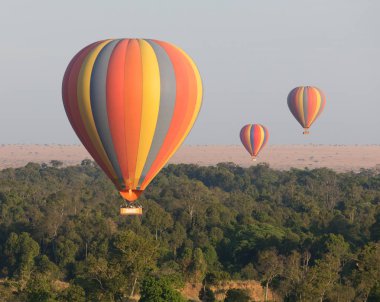 Güzel arka plan üzerinde büyük renkli balonlar
