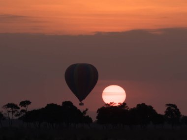 Güzel gün batımı arka plan üzerinde büyük çizgili balon