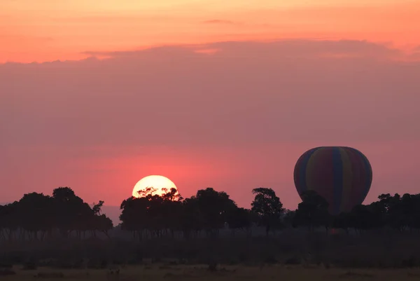 Grote Gestreepte Ballon Mooie Zonsondergang Achtergrond — Stockfoto