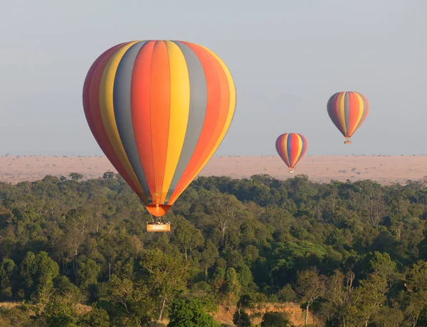 Güzel Arka Plan Üzerinde Büyük Renkli Balonlar — Stok fotoğraf