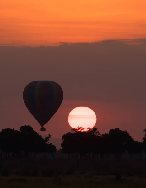 Grande Balão Listrado Belo Pôr Sol Fundo — Fotografia de Stock