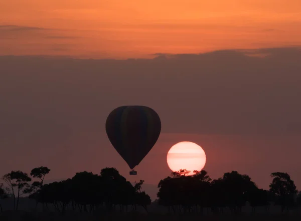 Großer Gestreifter Ballon Auf Schönem Sonnenuntergang Hintergrund — Stockfoto