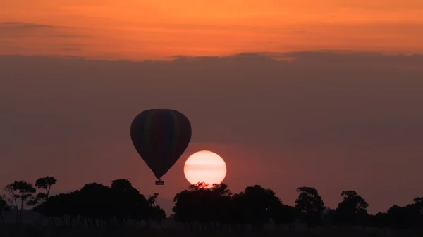 Duży Balon Paski Piękny Zachód Słońca Tło — Zdjęcie stockowe