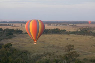 Güzel arka plan üzerinde büyük renkli balonlar