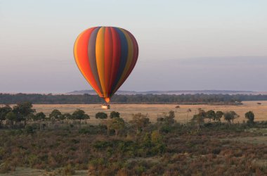Güzel arka plan üzerinde büyük renkli balon