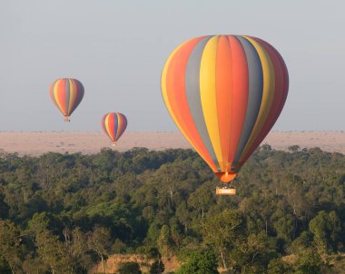 Güzel arka plan üzerinde büyük renkli balonlar