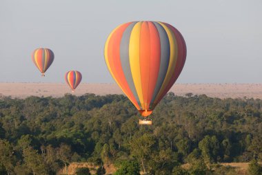 Güzel arka plan üzerinde büyük renkli balonlar