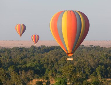 Güzel arka plan üzerinde büyük renkli balonlar