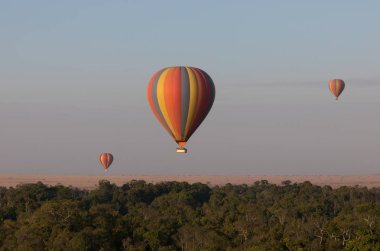 Güzel arka plan üzerinde büyük renkli balonlar
