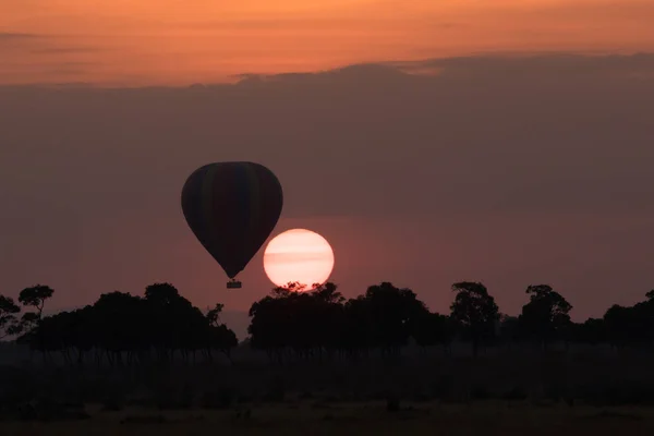 Großer Gestreifter Ballon Auf Schönem Sonnenuntergang Hintergrund — Stockfoto