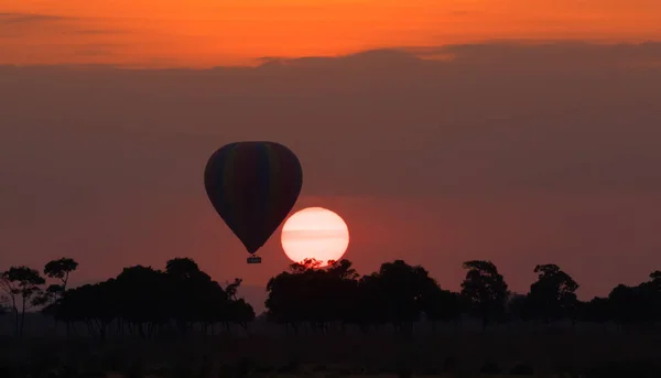 Duży Balon Paski Piękny Zachód Słońca Tło — Zdjęcie stockowe