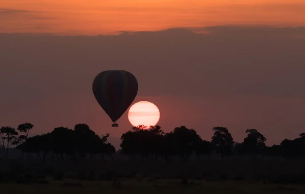 Großer Gestreifter Ballon Auf Schönem Sonnenuntergang Hintergrund — Stockfoto