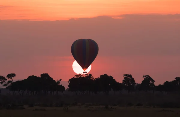 Güzel Gün Batımı Arka Plan Üzerinde Büyük Çizgili Balon — Stok fotoğraf