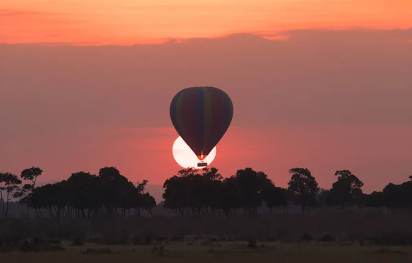 Grote Gestreepte Ballon Mooie Zonsondergang Achtergrond — Stockfoto