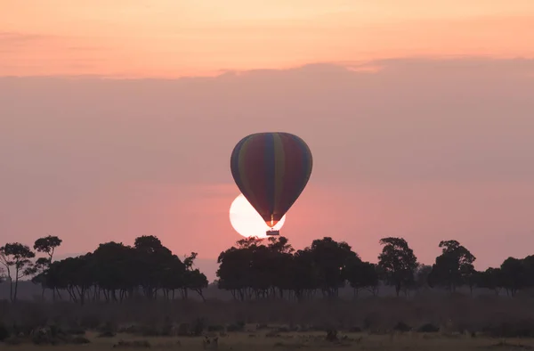 Stor Randig Ballong Vackra Solnedgången Bakgrund — Stockfoto