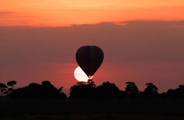 Duży Balon Paski Piękny Zachód Słońca Tło — Zdjęcie stockowe