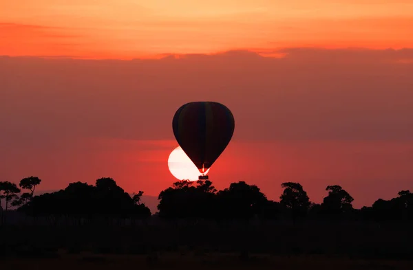 Großer Gestreifter Ballon Auf Schönem Sonnenuntergang Hintergrund — Stockfoto