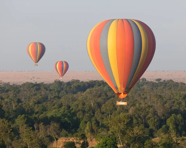 Güzel arka plan üzerinde büyük renkli balonlar