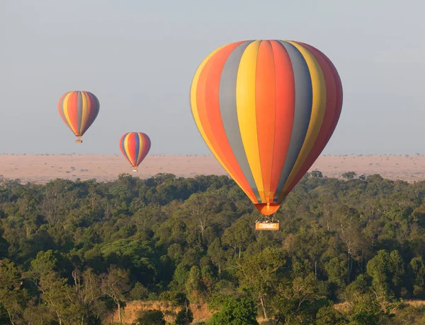 Güzel arka plan üzerinde büyük renkli balonlar