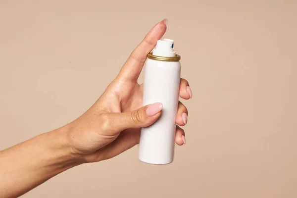 Higiene das mãos pulverizando um anti-séptico em um fundo bege. Usando desinfetante para prevenção de vírus e saúde — Fotografia de Stock