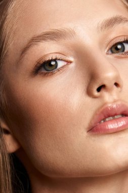 Güzellik makyajı. Göz ve kaş makyajlı kadın yüzü.