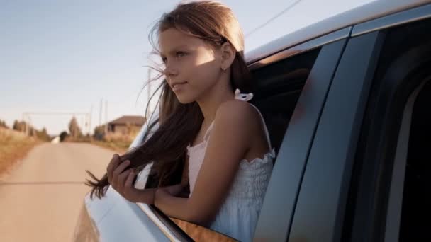 Sürücü arabasının vitrininde bir çocuk. Bir çocuk araba sürerken saçını düzeltir. — Stok video