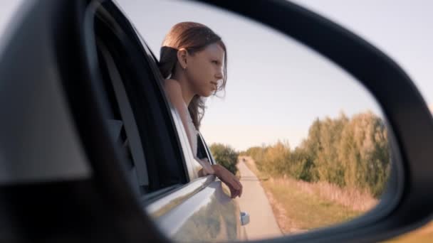 Barnet rider i bilen och återspeglas i backspegeln — Stockvideo