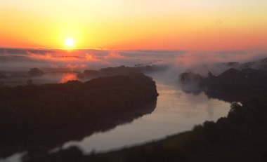 yüksek irtifada sis ile güzel gündoğumu