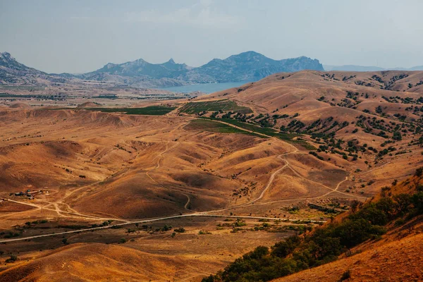 gündüz çölde dağlar