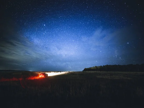 車と星と美しい夜景 — ストック写真