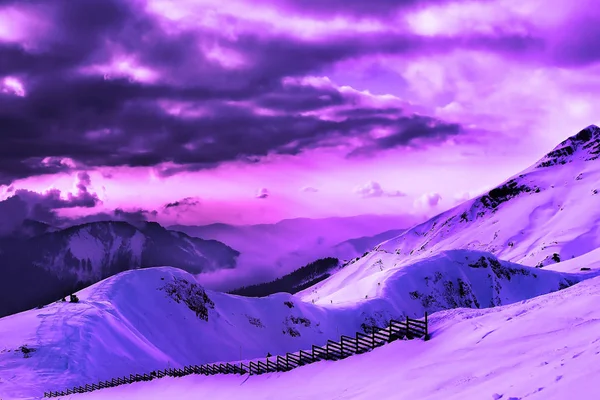 梦幻般的冬季美景。紫外线-2018年的颜色. — 图库照片