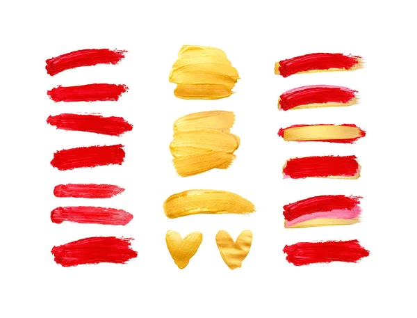 Set van gouden en rode lijnen geïsoleerd op een witte achtergrond. Opsommingsteken lippenstift vlekken. Mooie textuur penseelstreken en harten. — Stockfoto