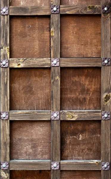 Puerta delantera de madera marrón de estilo antiguo con tablones de madera . — Foto de Stock