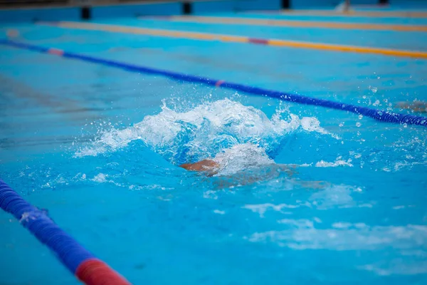 Vattenstänk i poolen. Sommarsemester. — Stockfoto