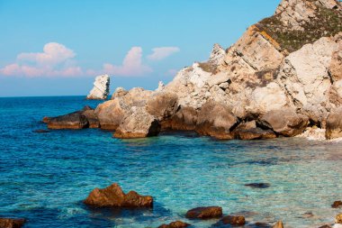 Yaz plajı günü. Güzel kayalıklı deniz manzarası.