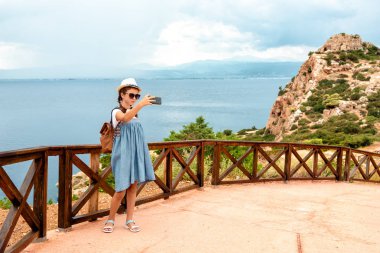 .Genç kız bir şapka ve bir sırt çantası ile elbise.