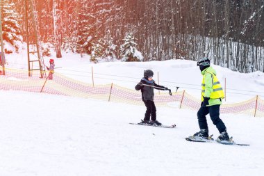 .Bir çocuk kayak öğrenme. Karpatlar.