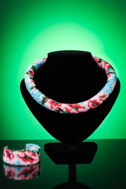 .Güzel manken, el yapımı kolye.