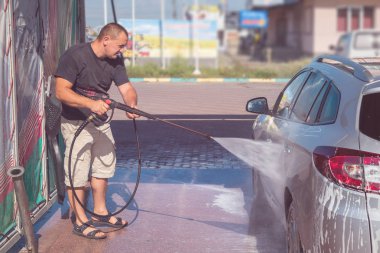 Oto yıkama self-servis. Sahibinin arabasını yıkar.