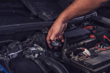 Araba servisi çalışan Araba arızası tanılar.