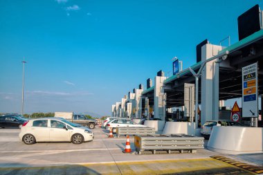 Atina. Yunanistan. -09.09.2018: paralı yol üzerinde denetim noktası