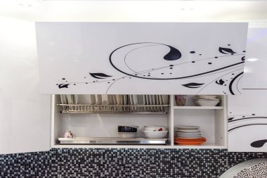 Tamamen tabak ve bardak raf ile beyaz mutfak dolabı açıldı