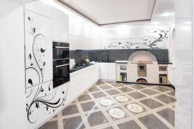 iç tasarım boyalı kapı ile temiz modern beyaz mutfak.