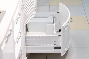 çekmece tabak içinde modern bir mutfak